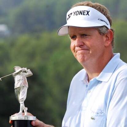 Montgomery posa con el trofeo de su octava Orden del Mérito europea.