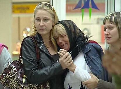 La madre de Svetlana Orlova (centro), ayer en Alicante en una imagen captada por Canal Nou Televisión.