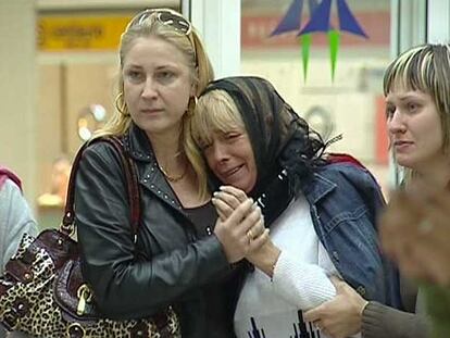 La madre de Svetlana Orlova (centro), ayer en Alicante en una imagen captada por Canal Nou Televisión.
