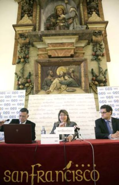 El gerente del Grupo Correo Gallego, ?ngel Remesar; la conselleira de Medio Rural, Rosa Quintana, y el director general de Montes, Toms Fernndez-Couto Juanas, durante la inauguracin del foro "El sector forestal gallego. Gestin y aprovechamiento sostenible", que organiza el Grupo Correo Gallego, esta ma?ana en Santiago de Compostela.