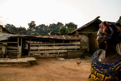 Una de las beneficiarias del programa de vivienda digna observa la casa en la que ya nunca más vivirá. "Seguirán viviendo del campo y enfrentando problemas. Pero su vida va a mejorar porque tienen más comodidades", anota Ouattara Kouassi, voluntario de la asociación que ha impulsado el cambio.