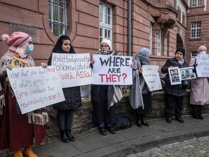 Algunas activistas, en su mayoría procedentes de Siria, a la entrada del tribunal que juzgó al excoronel sirio Anwar Raslan el 13 de enero de 2022.