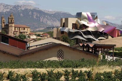 Adegas e hotel para a firma Marqués del Riscal, em Elciego (Álava), construídos en 2007.