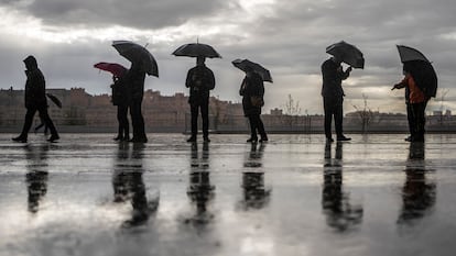 Varias personas hacían cola en abril de 2021 para ponerse la vacuna contra la covid-19 en el estadio Wanda Metropolitano, en Madrid.