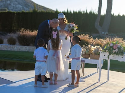 Ángela Pérez López, su marido Rubén y su hija pequeña, con dos primos, en su boda celebrada el 30 de septiembre en Murcia.