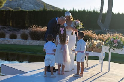 Ángela Pérez López, su marido Rubén y su hija pequeña, con dos primos, en su boda celebrada el 30 de septiembre en Murcia.