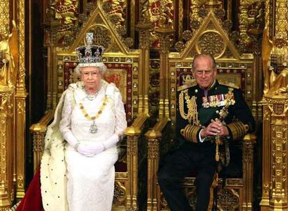 La reina Isabel y su esposo, Felipe, en el Parlamento británico.