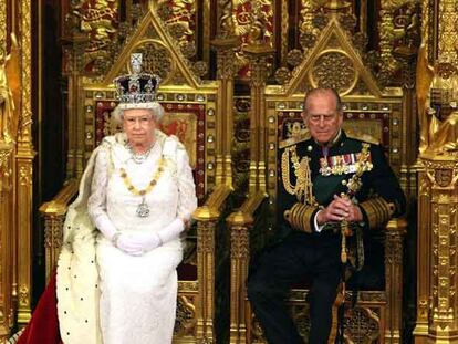 La reina Isabel y su esposo, Felipe, en el Parlamento británico.
