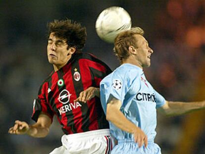 Kaká y Giovanella pugnan por el balón durante el partido de anoche.