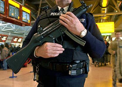 Un policía británico armado patrulla por la terminal 4 del aeropuerto de Heathrow, el pasado enero.