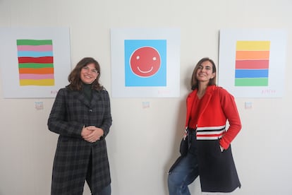 Silvia Centeno (izquierda) y Tamara Kreisler (derecha), fundadoras de la Fundación (H)Arte en el Hospital Vithas Madrid Pardo, donde exponen obras artísticas en el ámbito hospitalario.