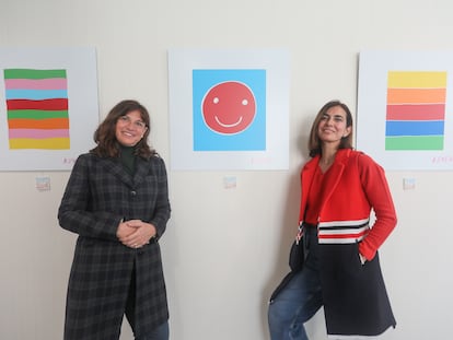 Silvia Centeno (izquierda) y Tamara Kreisler (derecha), fundadoras de la Fundación (H)Arte en el Hospital Vithas Madrid Pardo, donde exponen obras artísticas en el ámbito hospitalario.