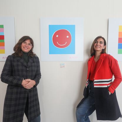 Silvia Centeno (izquierda) y Tamara Kreisler (derecha), fundadoras de la Fundación (H)Arte en el Hospital Vithas Madrid Pardo, donde exponen obras artísticas en el ámbito hospitalario.