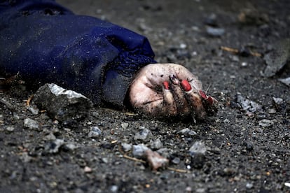 La mano de Irina Filkina -una mujer que según los residentes fue asesinada por soldados del ejército ruso- yacía en una calle de Bucha, cerca de Kiev, el 2 de abril de 2022. 