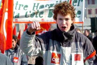 Un joven francés se manifiesta contra el Contrato de Primer Empleo (CPE), en Bayona.