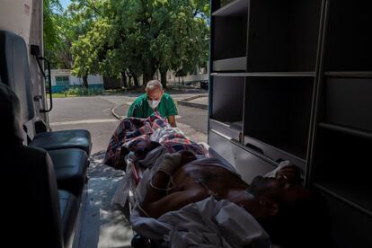Óscar traslada a un paciente a su habitación en el hospital público Muñiz de Buenos Aires, Argentina, el 27 de febrero de 2019. Óscar lleva más de 20 años trabajando como camillero transportando a los pacientes por el hospital. 