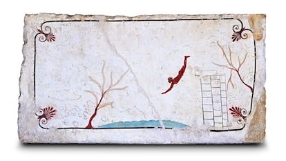 Decoración de una tumba hallada en 1968 en la ciudad griega de Paestum (al sur de Italia) y conocida como la 'Tomba del tuffatore' (tumba del saltador).