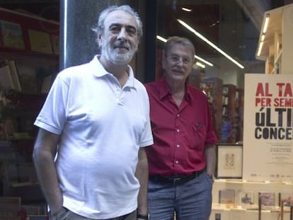 Manuel Miralles, en primer término, y Vicent Torrent, componentes de Al Tall, en 2013, cuando anunciaron la disolución del grupo.