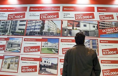 Expositor con ofertas inmobiliarias