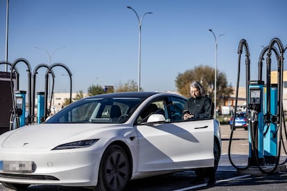 Una usuaria de coche eléctrico en una estación de carga de un parque comercial de Illescas (Toledo).