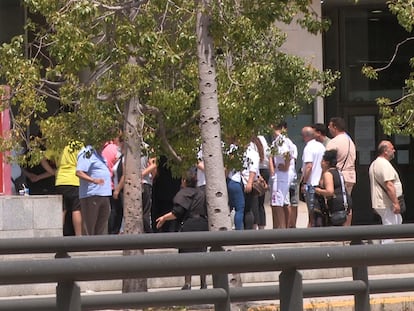 Decenas de familiares de los cinco detenidos por la agresión sexual en Burjassot en mayo se concentraron en la Ciudad de la Justicia de Valencia a la espera de la decisión de la jueza sobre el destino de los menores que quedaron en libertad vigilada.