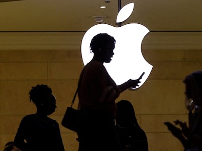 Una mujer utiliza su móvil junto a una tienda Apple en Nueva York, el pasado 14 de abril.