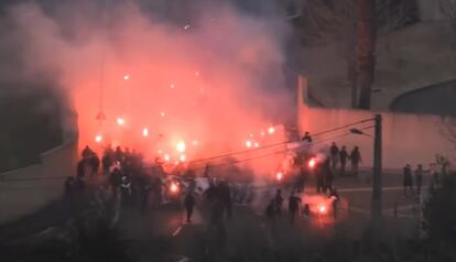 Captura de vídeo del instante en el que los ultras del Marsella asaltan con bengalas el centro de entrenamiento del equipo francés. RMC Sport