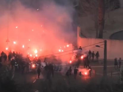 Captura de vídeo del instante en el que los ultras del Marsella asaltan con bengalas el centro de entrenamiento del equipo francés. RMC Sport