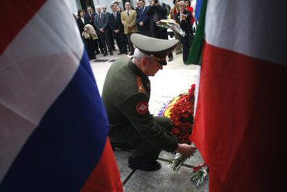 Un militar ruso deposita un ramo de flores al pie del monumento a los españoles que lucharon contra los nazis.