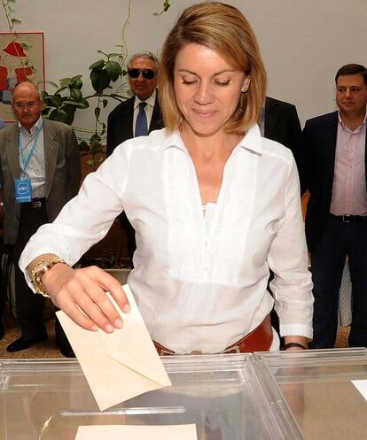 La candidata del PP a la Presidencia de Castilla-La Mancha María Dolores de Cospedal deposita su voto en el colegio Parquesur de Albacete.