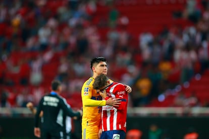 Vladimir Loroña (i) de Tigres da hoy ánimos a Isaac Brizuela del Guadalajara, tras la final del Clausura 2023 de la Liga MX