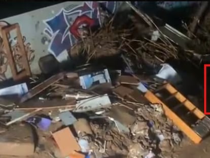 Captura del vídeo en el que un colaborador de Iker Jiménez se arrodilla para mancharse de barro en Valencia.