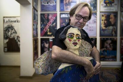Ventura Pons al despatx de la seva productora de cinema amb una escultura d’Ocaña.