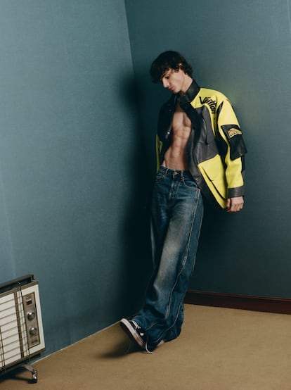 De momento, Lindez compagina el mundo de la moda y la interpretación. “En realidad no son tan distintos”, dice. Luce chaqueta motera de piel y vaqueros desteñidos ondulados, todo de Louis Vuitton, y zapatillas negras SK8-Hi, de Vans.