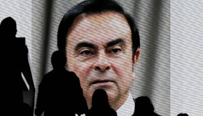 Imagen del expresidente de Nissan Carlos Ghosn proyectado en una pantalla, en Tokio.