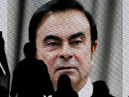 Imagen del expresidente de Nissan Carlos Ghosn proyectado en una pantalla, en Tokio.