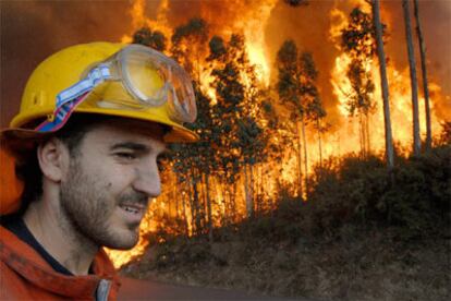 Un bombero participa en las tareas de extinción de los fuegos que han vuelto a quemar Galicia.