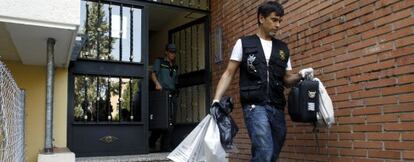Agentes de la Policía Local en las puertas del domicilio de la víctima.