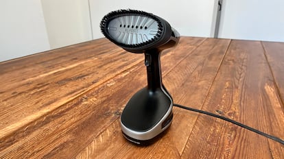 Lo que más detaca de la plancha vertical Rowenta Steam es su capacidad para mantener un vapor potente y continuo.