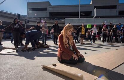 El veto migratorio de Trump provocó este fin de semana protestas masivas, que empezaron el sábado en los aeropuertos donde llegaban personas afectadas y se extendieron el domingo al centro de varias ciudades, entre ellas Washington, Boston y Nueva York. En la imagen, Lubezki retrata a una mujer con velo en el aeropuerto de Los Ángeles protestando por la medida.