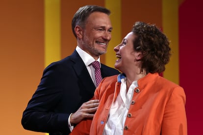 El líder de los liberales alemanes (FDP), Christian Lindner, junto a la covicepresidenta del partido, Nicola Beer, durante el congreso ordinario de la formación, este fin de semana en Berlín.