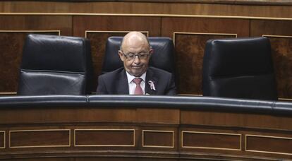 El ministro de Hacienda, Crist&oacute;bal Montoro, durante un pleno del Congreso.