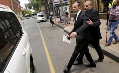 Oscar Pistorius abandonando la corte de Pretoria.