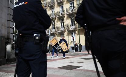 El inmueble se encontraba en buenas condiciones, aunque con pintadas del Hogar Social y con un desagradable olor. Los okupas lo utilizaban como lugar de reunión y también de vivienda.