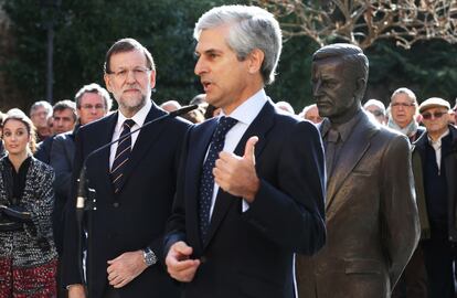 Mariano Rajoy y Adolfo Suárez Illana en un acto electoral en Ávila, junto al monumento de Suárez, el pasado 4 de diciembre.