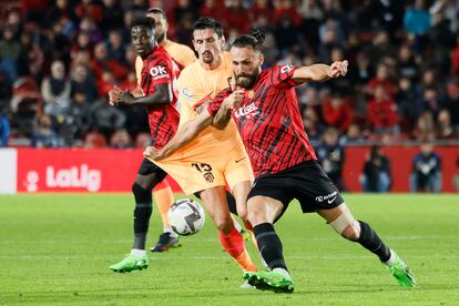 Muriqi protege el balón ante Savic.