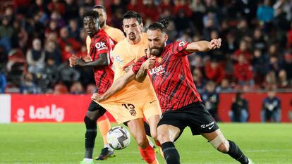 Muriqi protege el balón ante Savic.