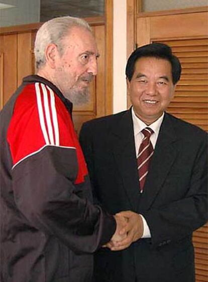 Fidel Castro y Wu Guanzheng se estrechan la mano al inicio de la entrevista.