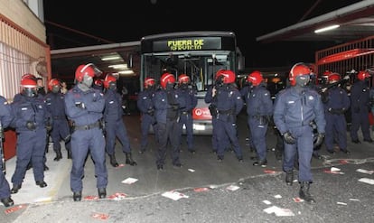 Agentes de la Ertzaintza protegen la salida de un autobus en Bilbao.