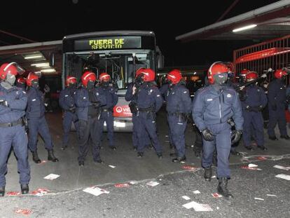 Agentes de la Ertzaintza protegen la salida de un autobus en Bilbao.